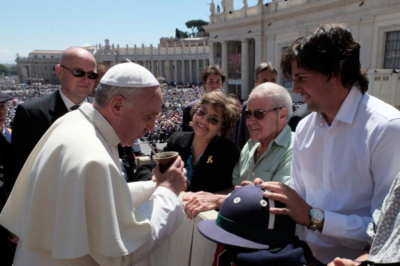 El papa Francisco bebiendo mate