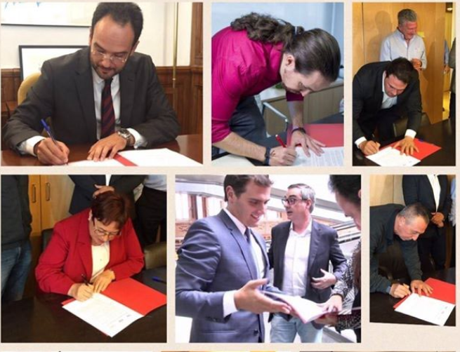Portavoces firmando manifiesto por una RTVE independiente. Foto Consejo de Informativos RTVE