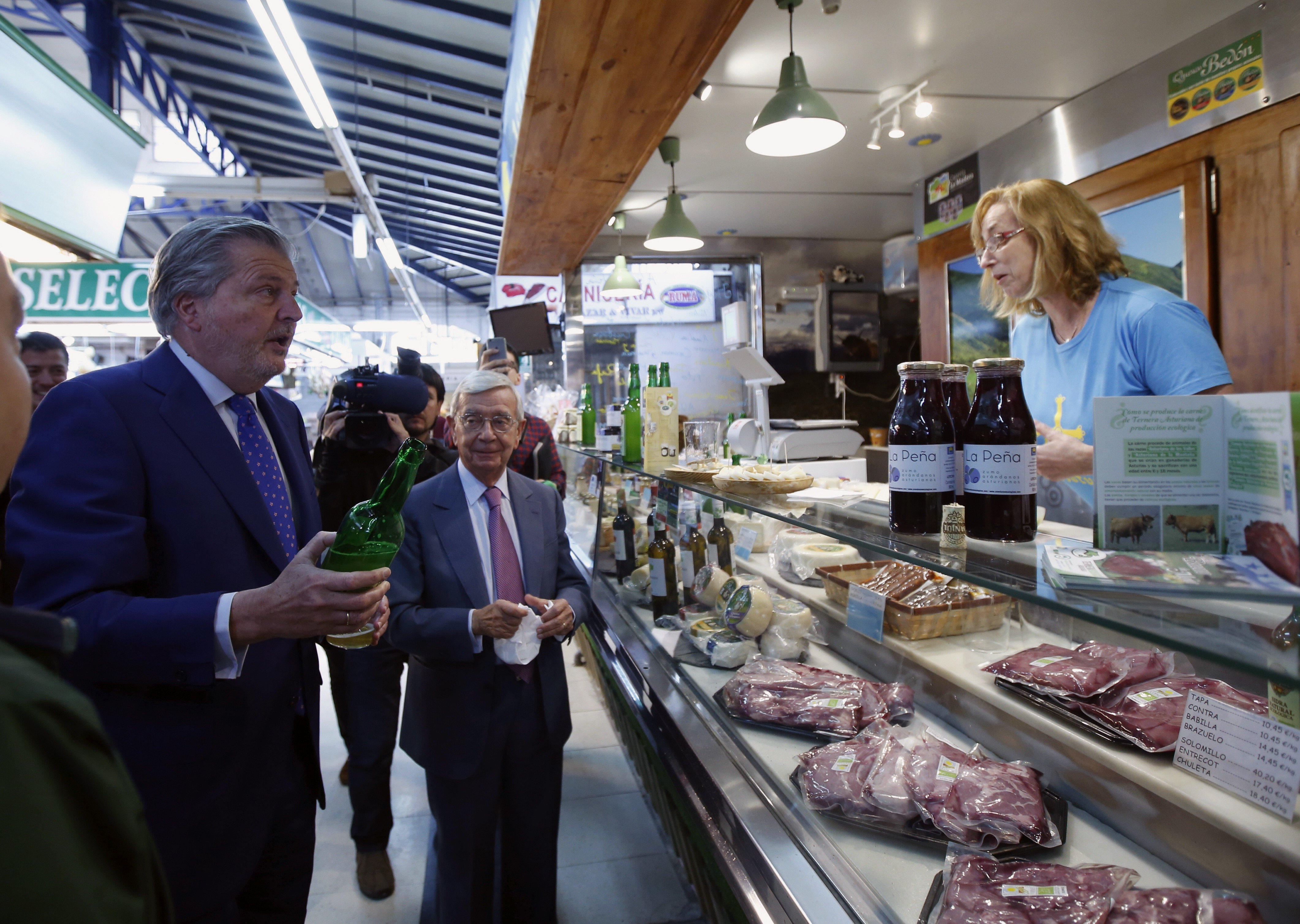 El ministro de Educación hace unos días durante el Día Mundial de la Tapa en el madrileño mercado de Vallehermoso