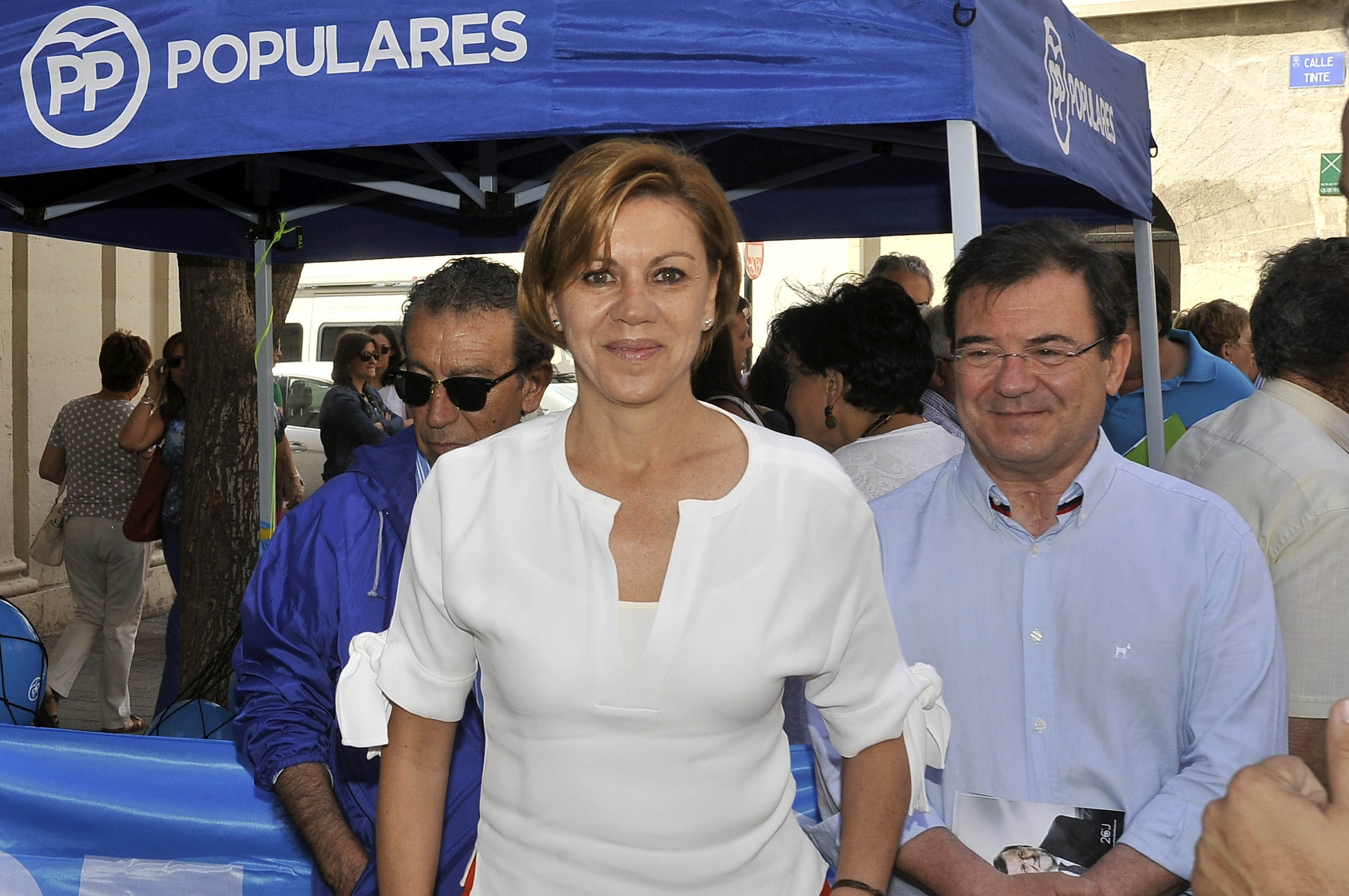 La presidenta del PP de Castilla-La Mancha y secretaria general nacional, María Dolores de Cospedal, junto al candidato al Congreso, Francisco Molinero, hoy en Albacete.