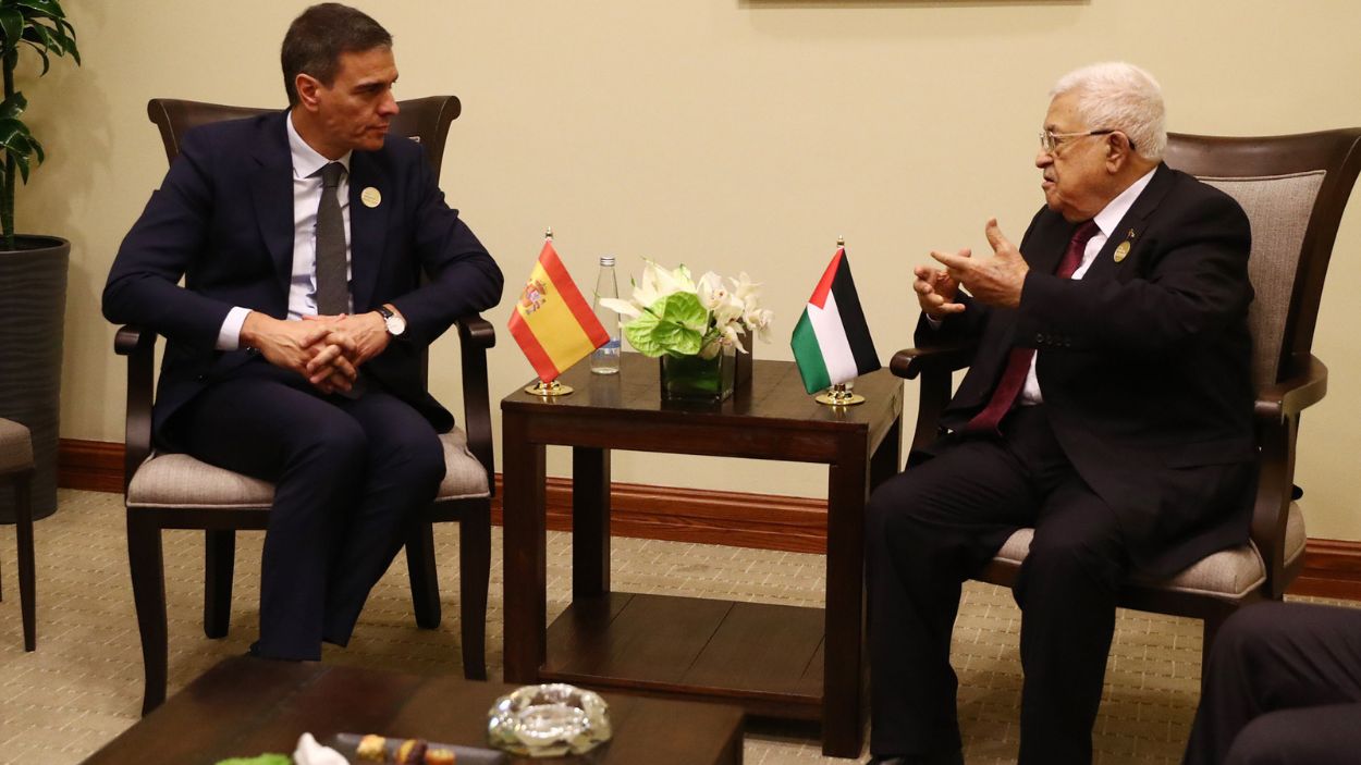 El presidente del Gobierno, Pedro Sánchez (i), durante el encuentro que ha mantenido con el presidente de la Autoridad Palestina, Mahmoud Abbas . EP. 
