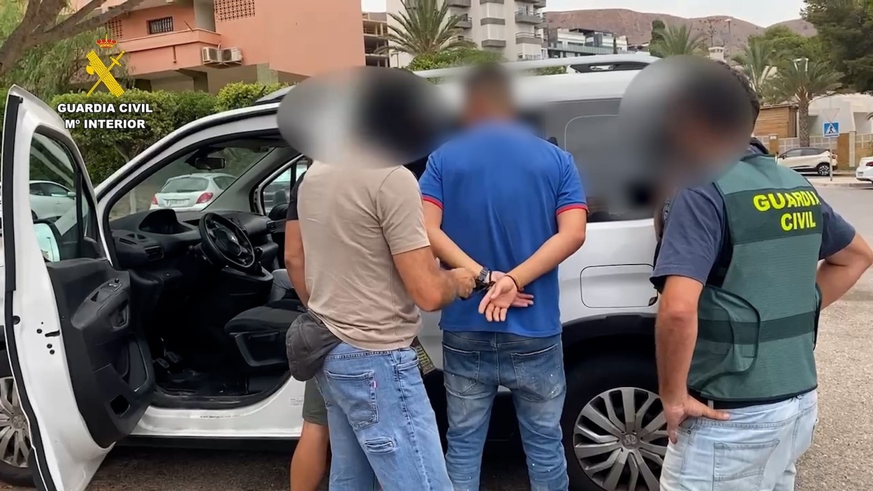 Imagen de la detención de uno de los agresores en Aguadulce (Roquetas de Mar). EP