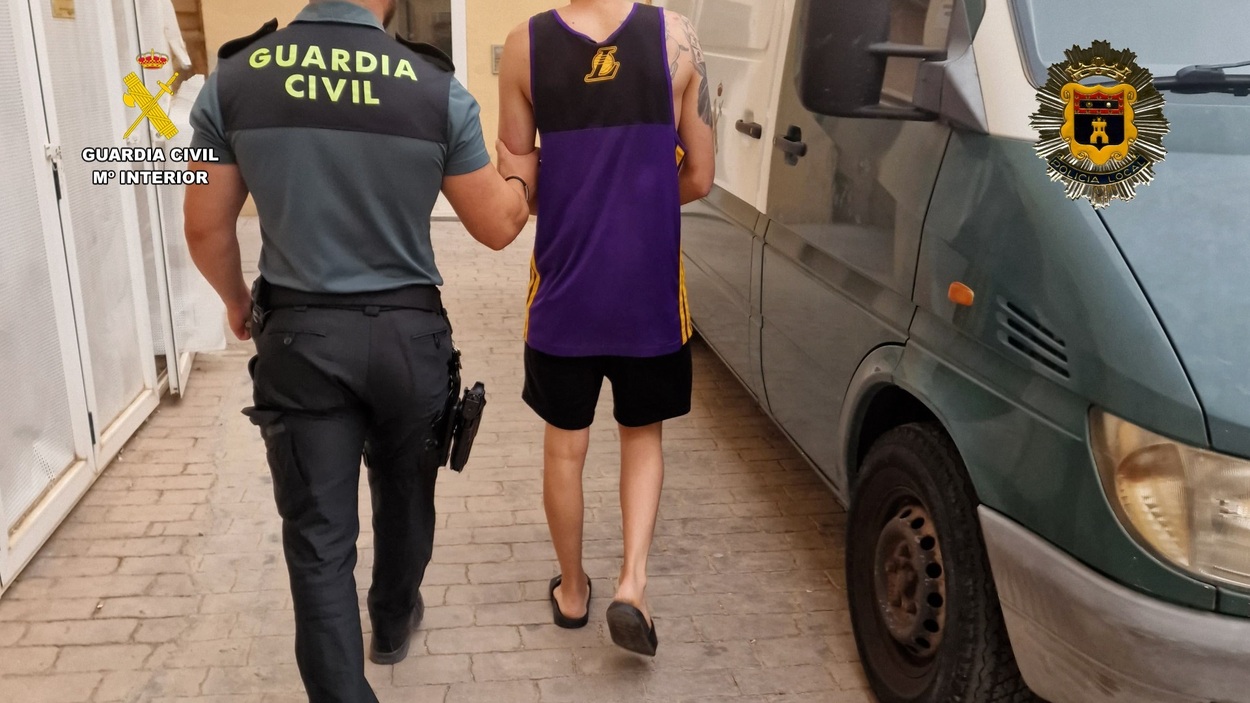 Guardia Civil con uno de los detenidos en Moratalla (Murcia). EP