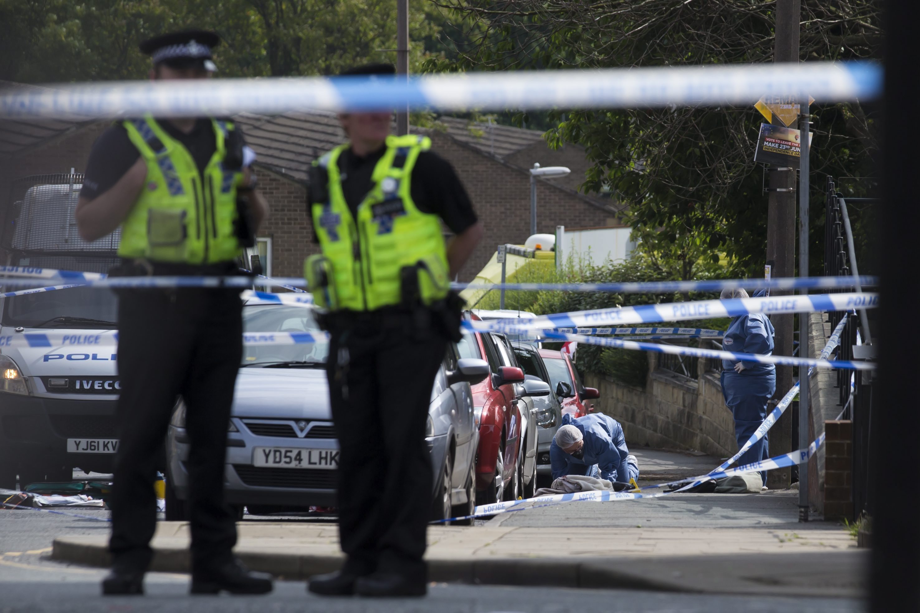 Agentes de la policía científica realizan su trabajo en el lugar donde la diputada laborista Joe Cox fue atacada con un arma de fuego en Birstall, al norte de Inglaterra, Reino Unido, hoy, 16 de junio de 2016.