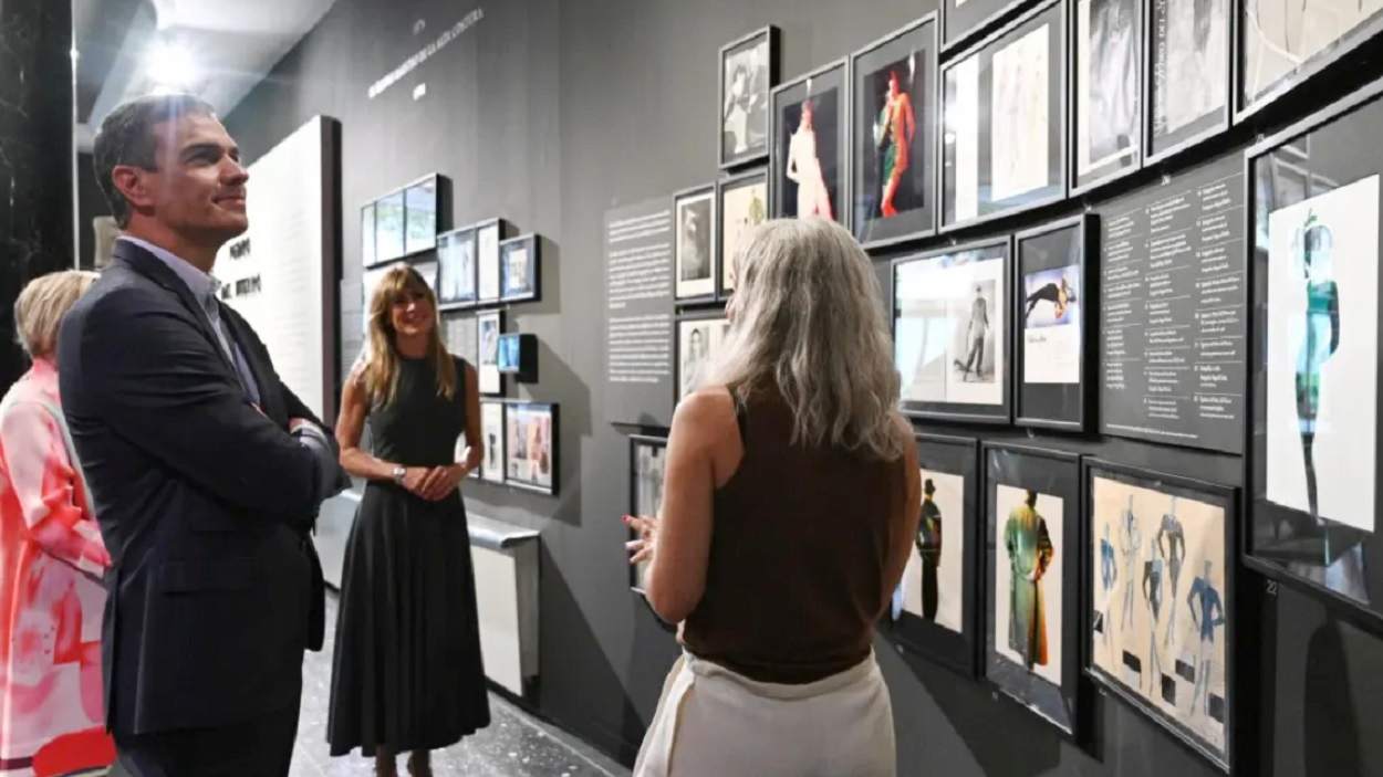 Pedro Sánchez y Begoña Gómez visitan la exposición de Pedro del Hierro en el Museo Lázaro Galdiano de Madrid. X