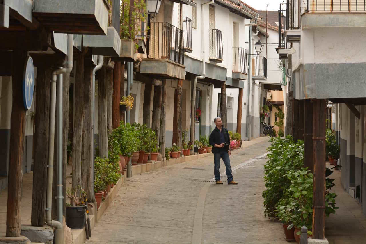 Soportales de una callejuela de Guadalupe, Cáceres (Foto: Turismo Junta de Extremadura)