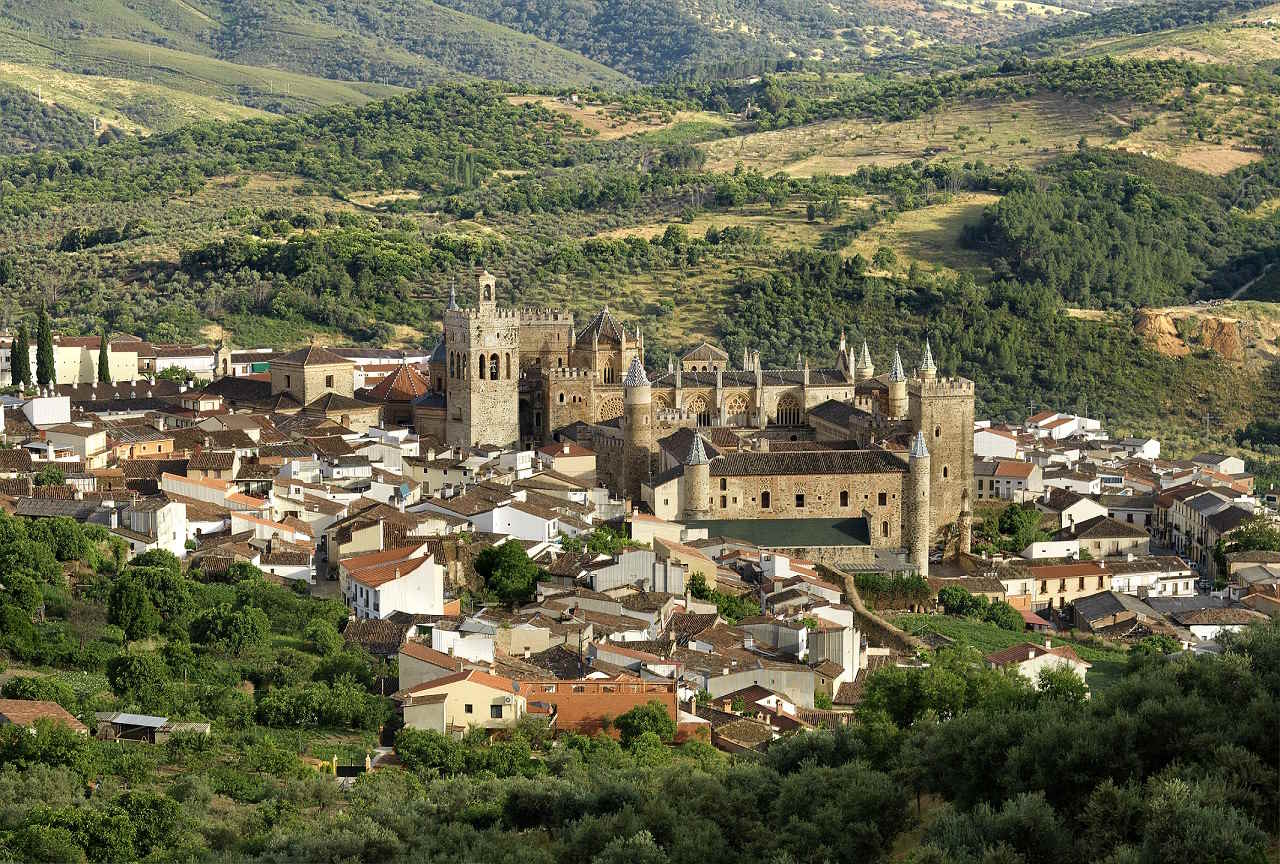 Vista general de Guadalupe (Cáceres), en pleno parque natural (Foto Turismo Junta de Extremadura)