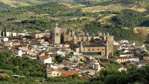 Vista general de Guadalupe (Cáceres), en pleno parque natural (Foto Turismo Junta de Extremadura)