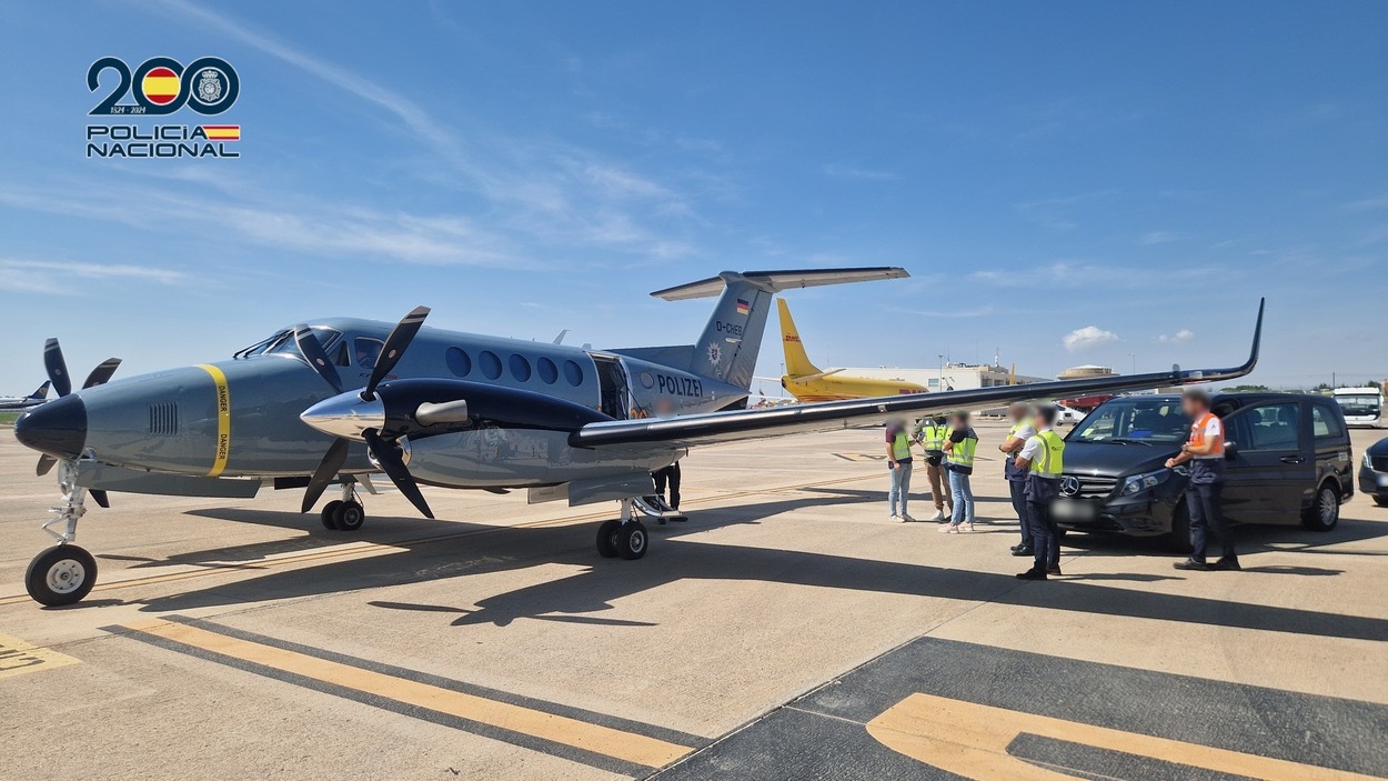 Imagen de la extradición en un avión de la policía alemana en el Aeropuerto Miguel Hernández Alicante-Elche. EP