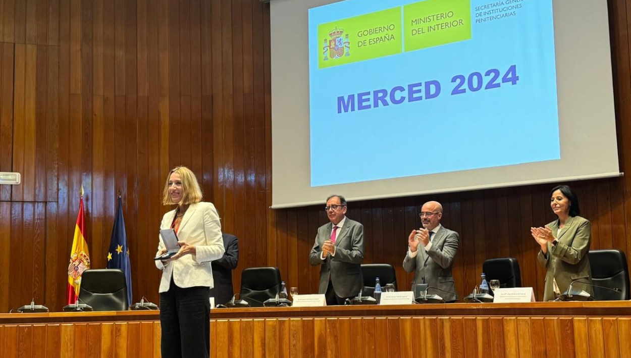 Marta Aisa, directora de Banca Responsable y Sostenibilidad de Banco Santander, recogiendo la medalla al Mérito Social Penitenciario por sus talleres de educación financiera