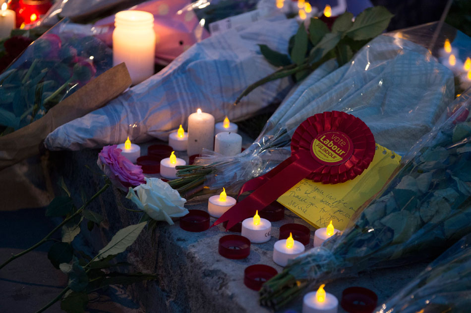 Flores y velas en memoria de la diputada británica Jo Cox