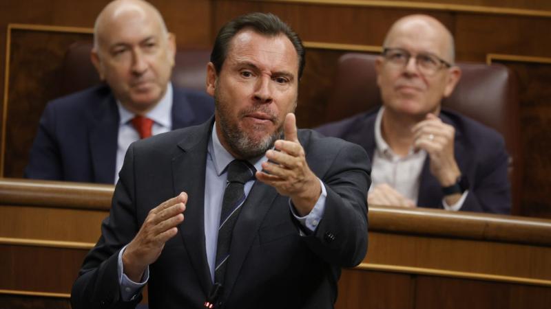 El ministro de Transportes y Movilidad Sostenible, Óscar Puente, interviene durante una sesión de control al Gobierno, en el Congreso de los Diputados, a 18 de septiembre de 2024, en Madrid (Españ