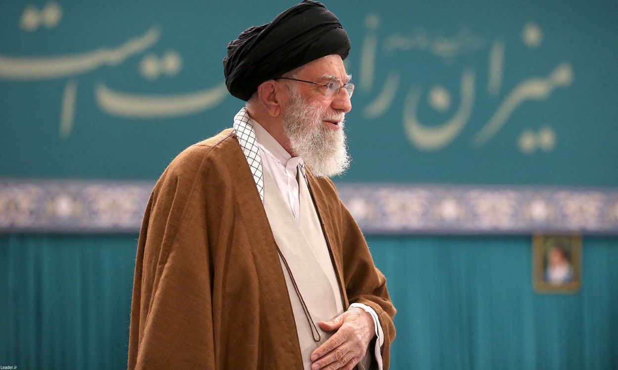 El líder supremo de Irán, el ayatolá Alí Jamenei, acude a votar en la segunda vuelta de las elecciones parlamentarias. EP