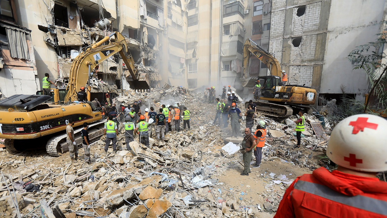 Trabajos de búsqueda y rescate tras un bombardeo del Ejército de Israel contra la capital de Líbano, Beirut. EP
