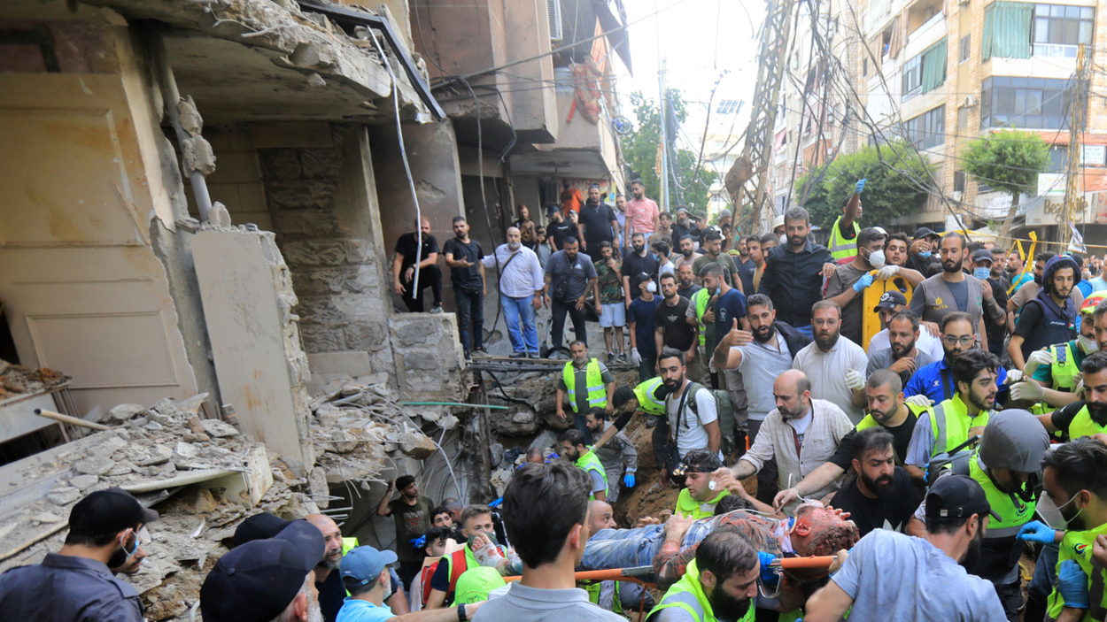 Los equipos de rescate trabajan en los restos de un edificio de Beirut (Líbano) bombardeado por el Ejército de Israel. EP