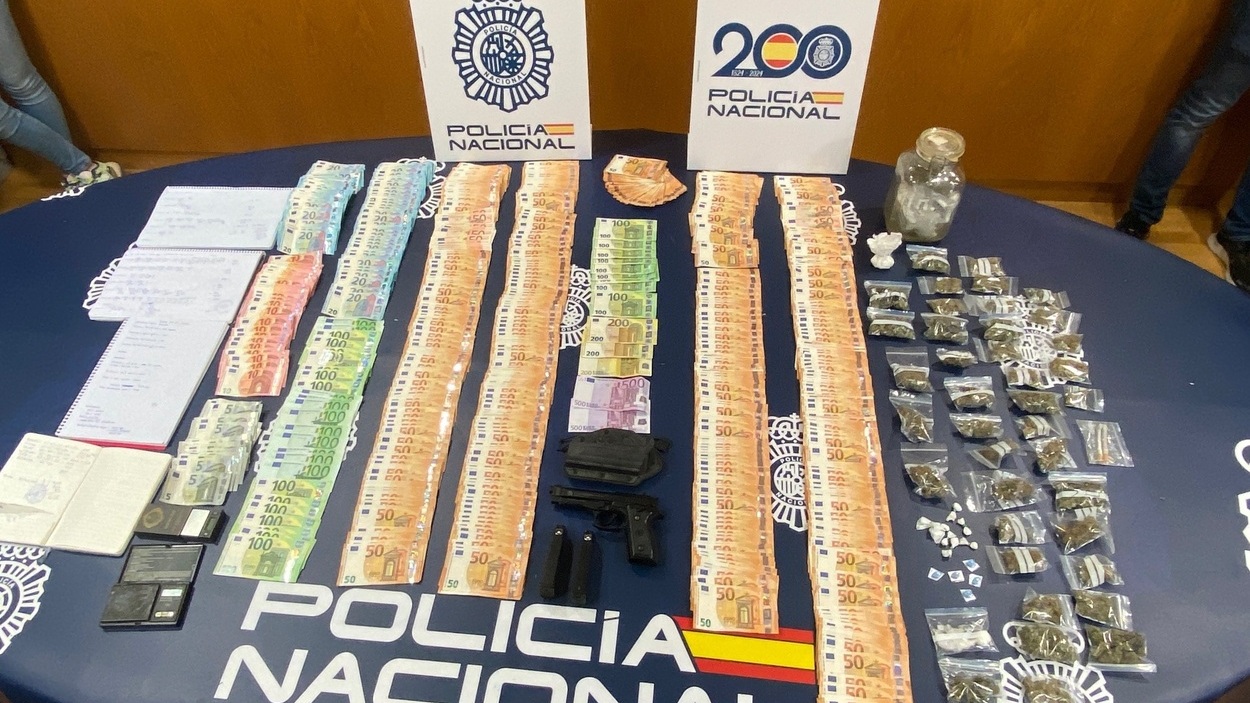 Dinero y sustancias incautadas en los registros. EP