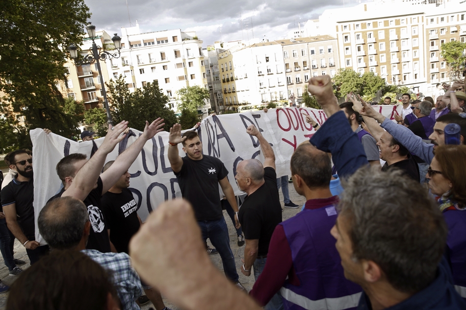 Momento en que los neonazis de Hogar Social Madrid interrumpen el acto de Podemos. 