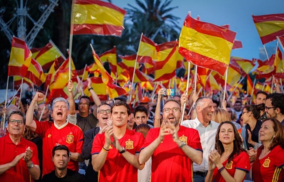 Imagen publicada en el perfil de Twitter de C's con Rivera, Girauta y Arrimadas rodeados de banderas de España durante el partido de la 'Roja'.