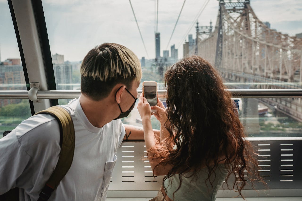 Una pareja viajera en un teleférico / PEXELS