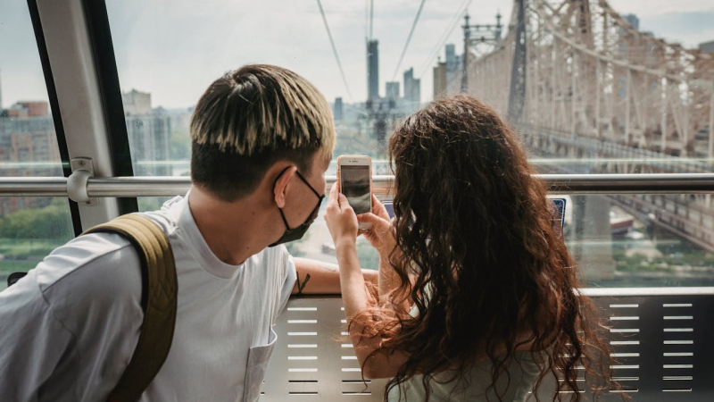 Una pareja viajera en un teleférico / PEXELS Una pareja viajera en un teleférico / PEXELS
