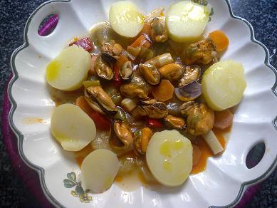 Ensalada de verduras cocidas con mejillones en escabeche y salmón en ceviche con patatas