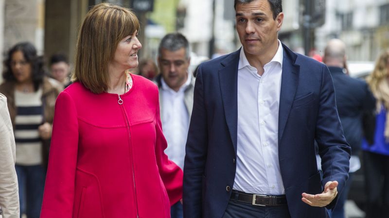 El secretario general del PSOE, Pedro Sánchez, se dirige junto a la líder del PSE-EE, Idoia Mendia, a un acto político en el que ha participado hoy en Vitoria.