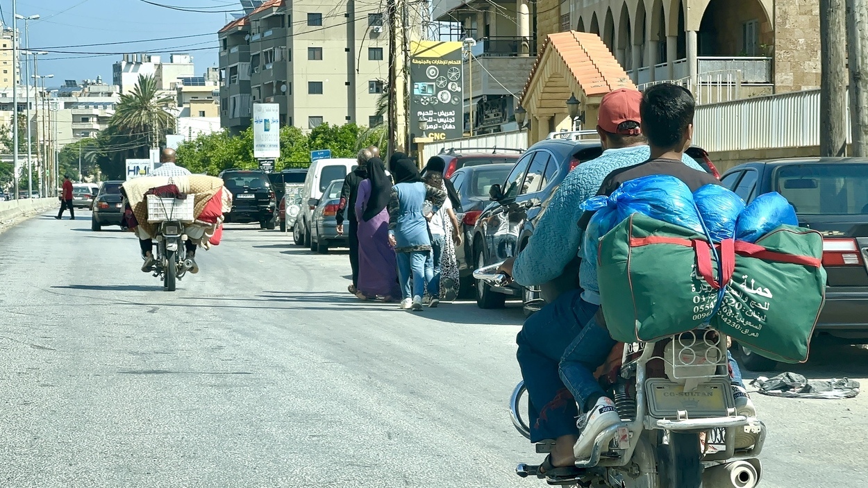 Desplazados huyendo de la ciudad de Sidón, en el sur de Líbano. EP