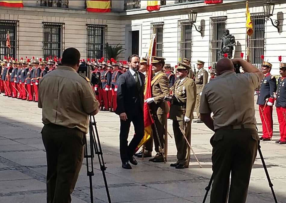 Santiago Abascal, líder de VOX, ayer sábado jurando bandera. 