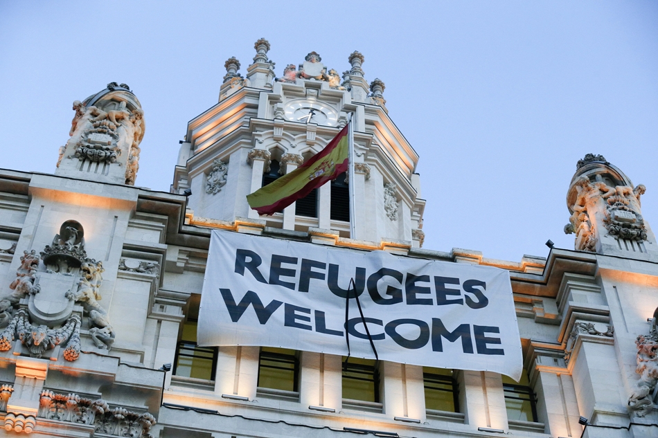 Pancarta que le da la bienvenida a los refugiados en el Ayuntamiento de Madrid