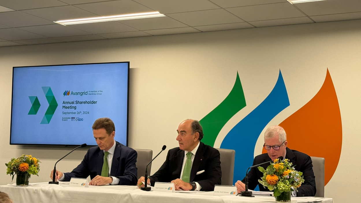 Pedro Azagra, CEO de Avangrid; Ignacio Sánchez Galán, presidente de Iberdrola, y Scott Mahoney, secretario general de Avangrid durante la junta de accionistas de Avangrid