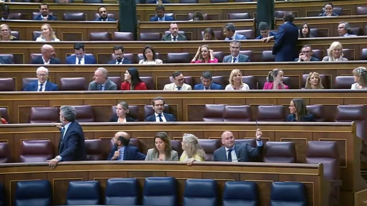 El diputado Javier Noriega, del Partido Popular, interrumpe la sesión a gritos.