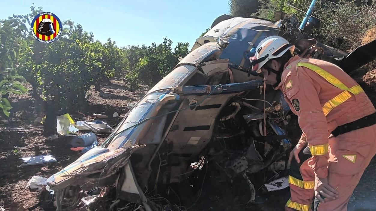 Fallecen tres personas al colisionar un helicóptero con las líneas de alta tensión en Puçol (Valencia). EP