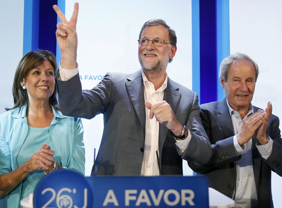 Mariano Rajoy durante un mitin en Lérida junto a José Ignacio Llorens y Dolors López.
