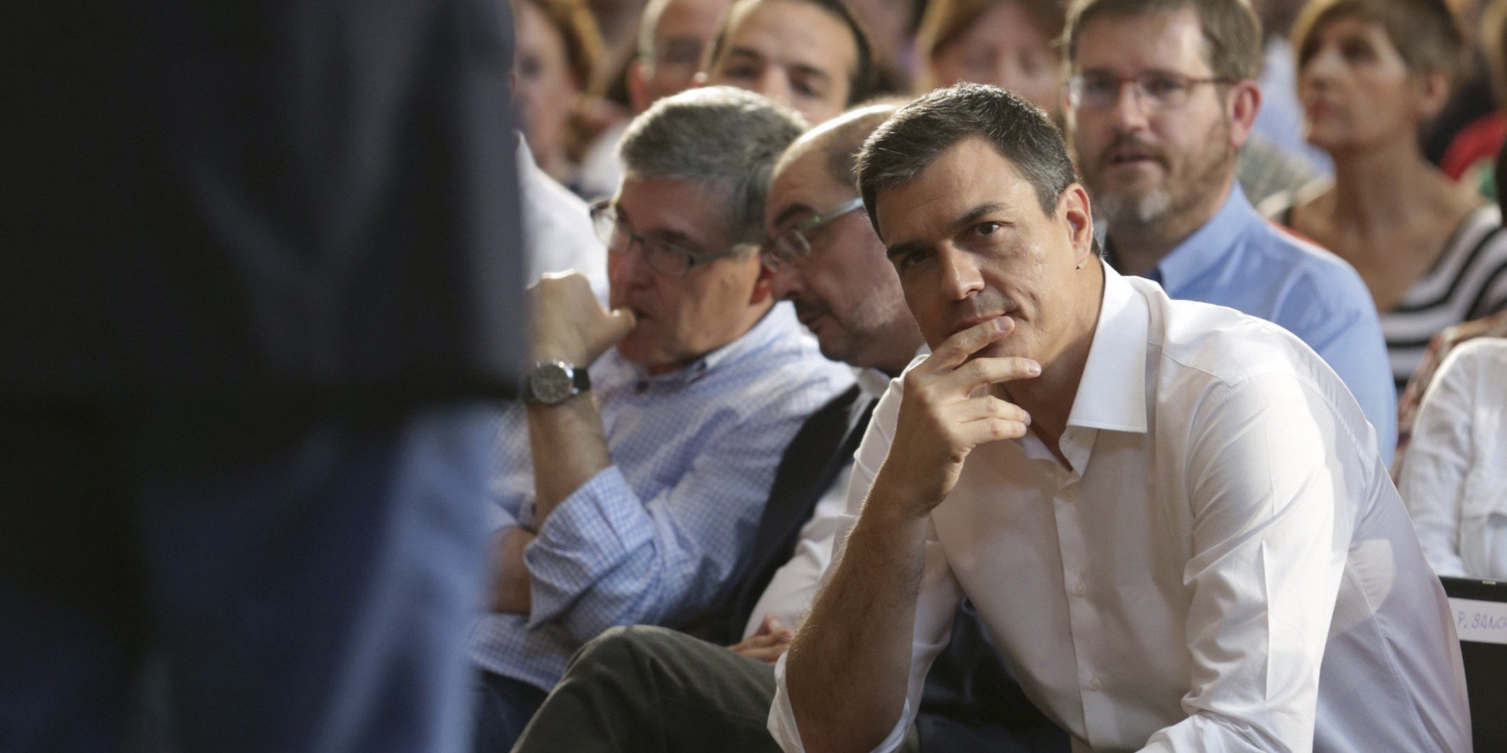 El candidato del PSOE a la Presidencia del Gobierno Pedro Sánchez, que participó en el acto central de campaña de su partido hoy en Zaragoza, escucha una de las intervenciones.