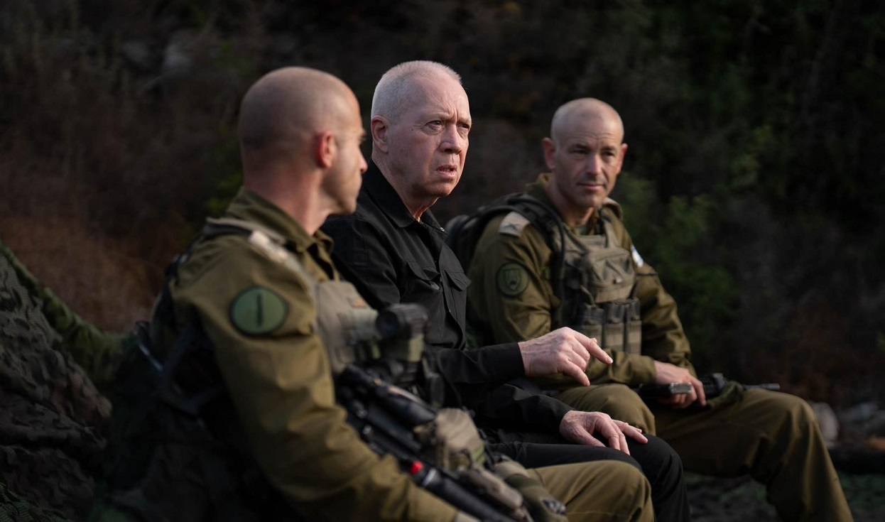 Ministro de defensa de Israel junto a sus tropas. EP