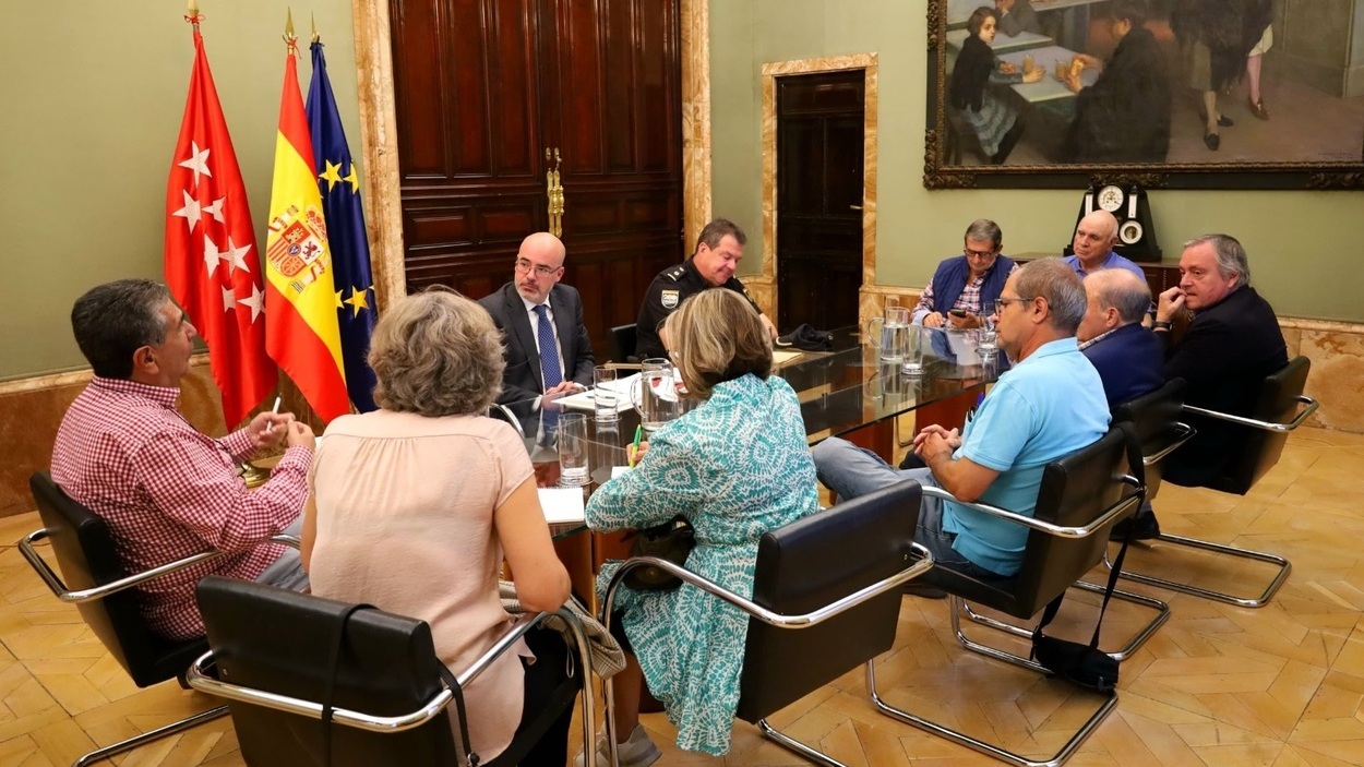 Reunión del delegado del Gobierno en Madrid, Francisco Martín, con representantes vecinales del madrileño distrito de San Blas y mandos policiales.