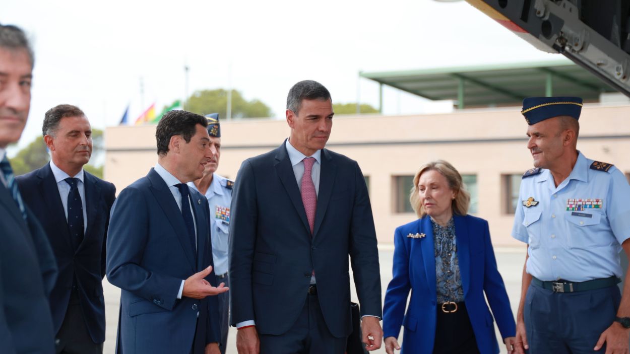 El presidente del Gobierno, Pedro Sánchez, y el presidente de la Junta de Andalucía, Juanma Moreno, en la inauguración del Centro de Ensayos de Sistemas Aéreos no Tripulados (CEUS) de Moguer. EP.