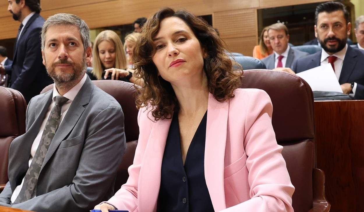 El consejero de Presidencia, Justicia y Administración Local, Miguel Ángel García, y la presidenta de la Comunidad de Madrid, Isabel Díaz Ayuso, durante un pleno en la Asamblea de Madrid, a 19 de 