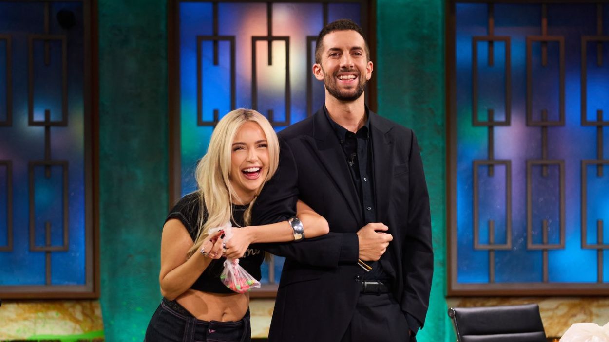Ana Mena y David Broncano, en 'La Revuelta'. TVE