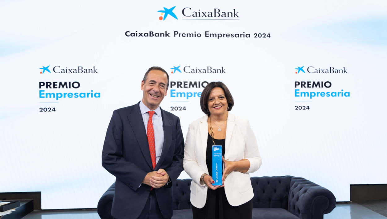 El consejero delegado de CaixaBank, Gonzalo Gortázar, y la CEO de Frit Ravich, Judith Viader, ganadora ‘CaixaBank Premio Empresaria’ 2024