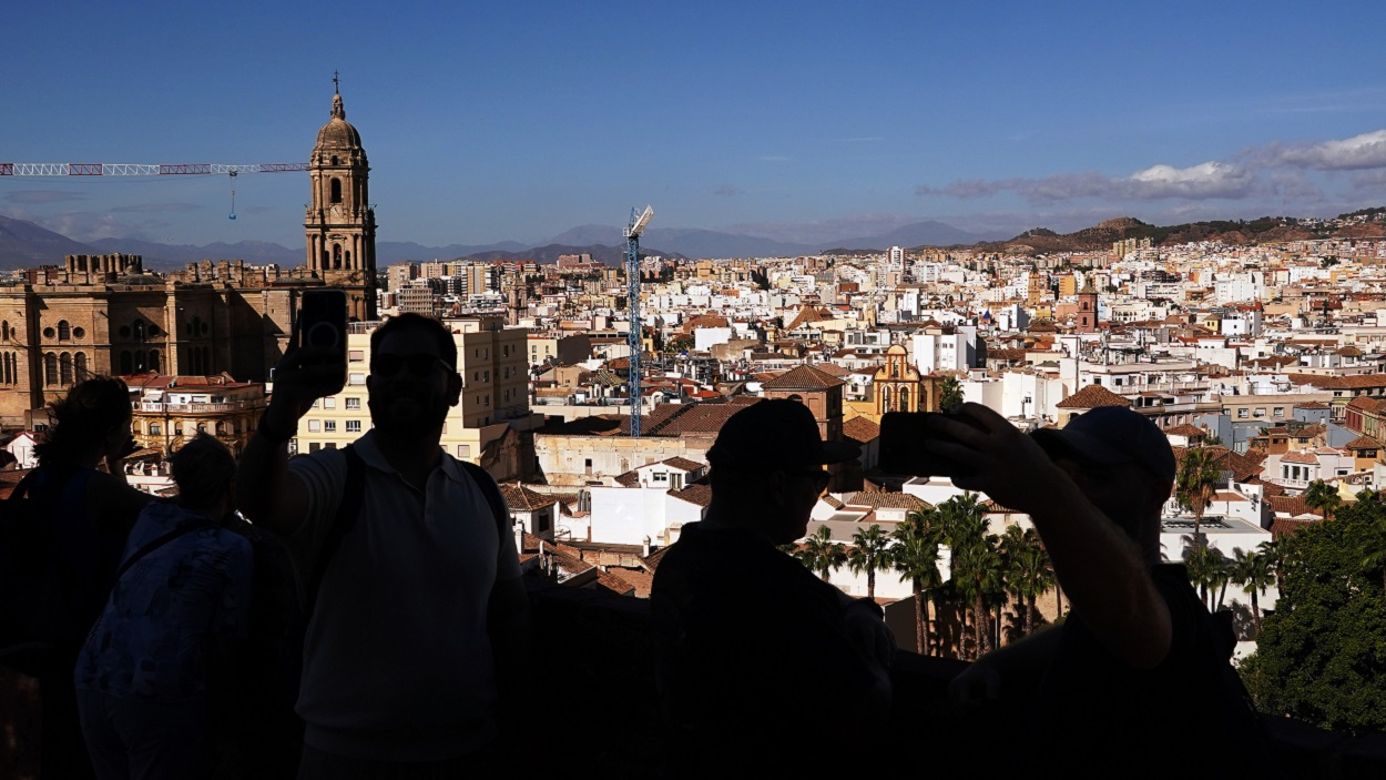 Imagen de recurso de turistas haciéndose fotos con vistas a Málaga. EP.