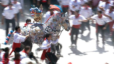 El acto principal de las Fiestas de los Caballos del Vino, en Caravaca, Murcia, es una espectacular carrera de caballos engalanados con mantos bordados a mano,  hasta la cima del castillo (Foto Turismo Región de Murcia)