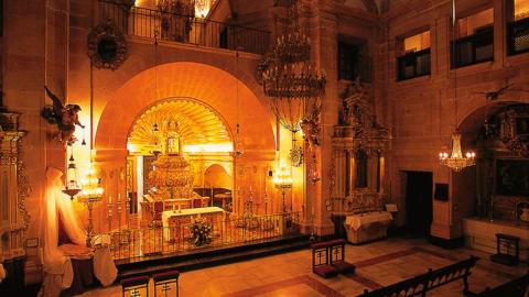 Interior de la Basílica de la Santa Cruz de Caravaca, que alberga una de las reliquias más veneradas de la cristiandad, un trozo de la cruz de Jesucristo (Foto: Turismo Región de Murcia)