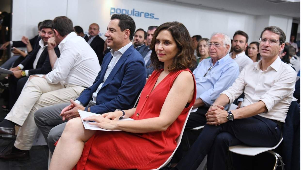 El presidente de la Junta de Andalucía, Juanma Moreno y la presidenta de la Comunidad de Madrid, Isabel Díaz Ayuso