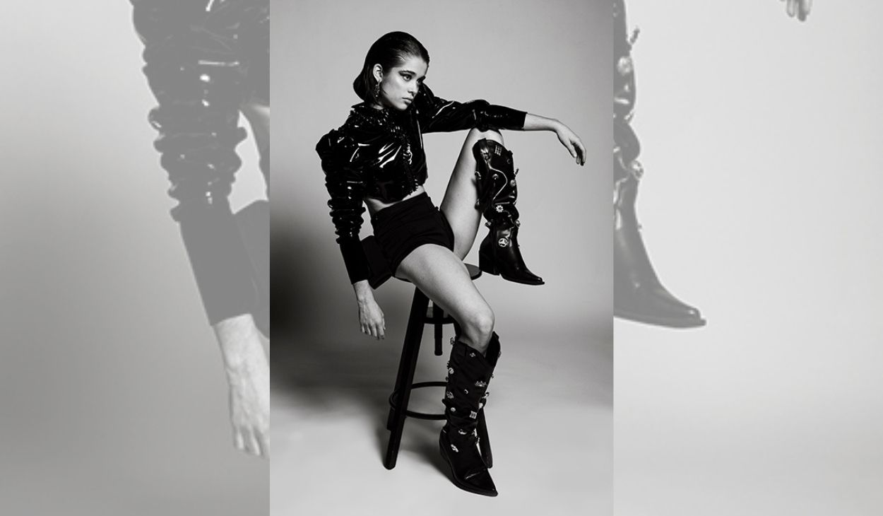 Berta Castañé. Botas de Fattyglassy. Pantalón de Larhha. Top de Visori Studio. Pendientes de Solo atame. Fotografía y Dirección de Arte de Luis del Amo. Make Up y Hair Style de Laura Velilla. Berta Castañé. Botas de Fattyglassy. Pantalón de Larhha. Top de Visori Studio. Pendientes de Solo atame. Fotografía y Dirección de Arte de Luis del Amo. Make Up y Hair Style de Laura Velilla.
