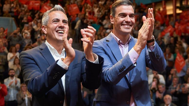 El secretario general del PSOE en Cantabria, Pablo Zuloaga, y el presidente del Gobierno, Pedro Sánchez. EP