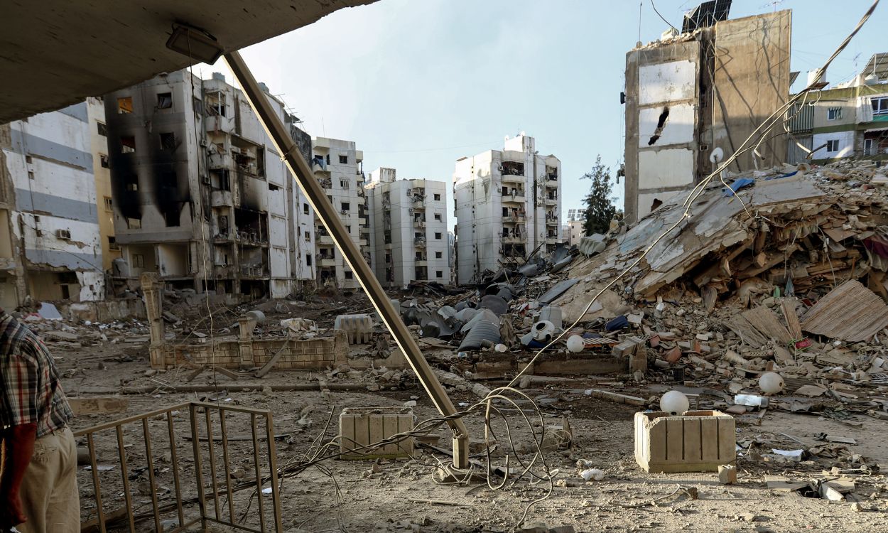 Un hombre libanés inspecciona los edificios destruidos que fueron objetivo de los ataques aéreos israelíes en el suburbio sur de Beirut, el principal bastión del Hezbolá proiraní. EP