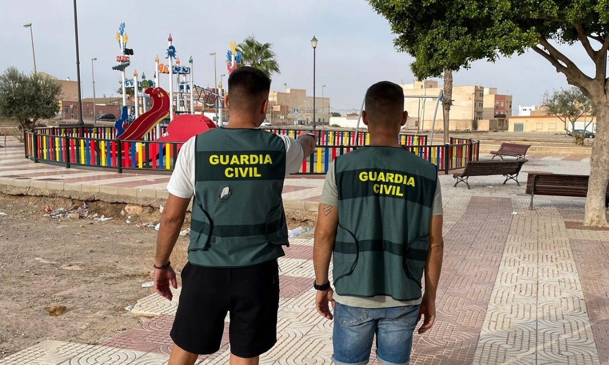 Agentes de la Guardia Civil en Roquetas de Mar (Almería). EP