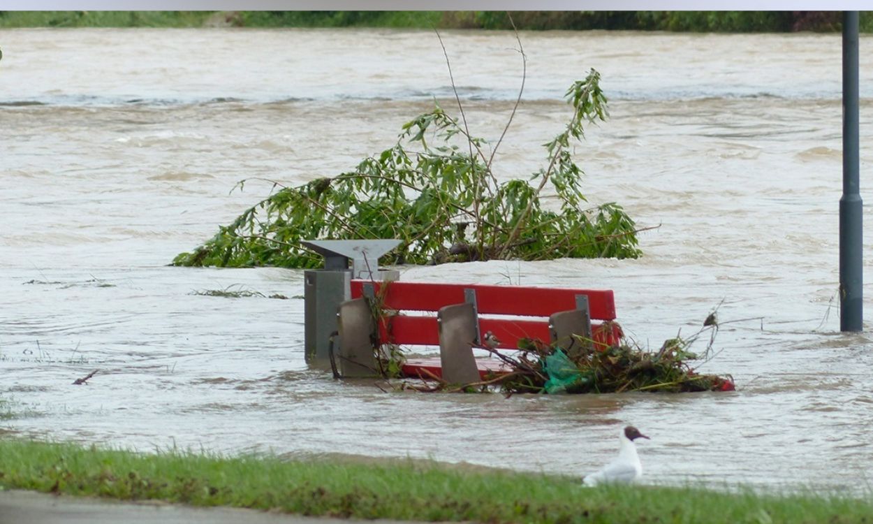 Nueve CCAA tienen avisos por lluvia, tormentas, viento y olas este lunes. EP