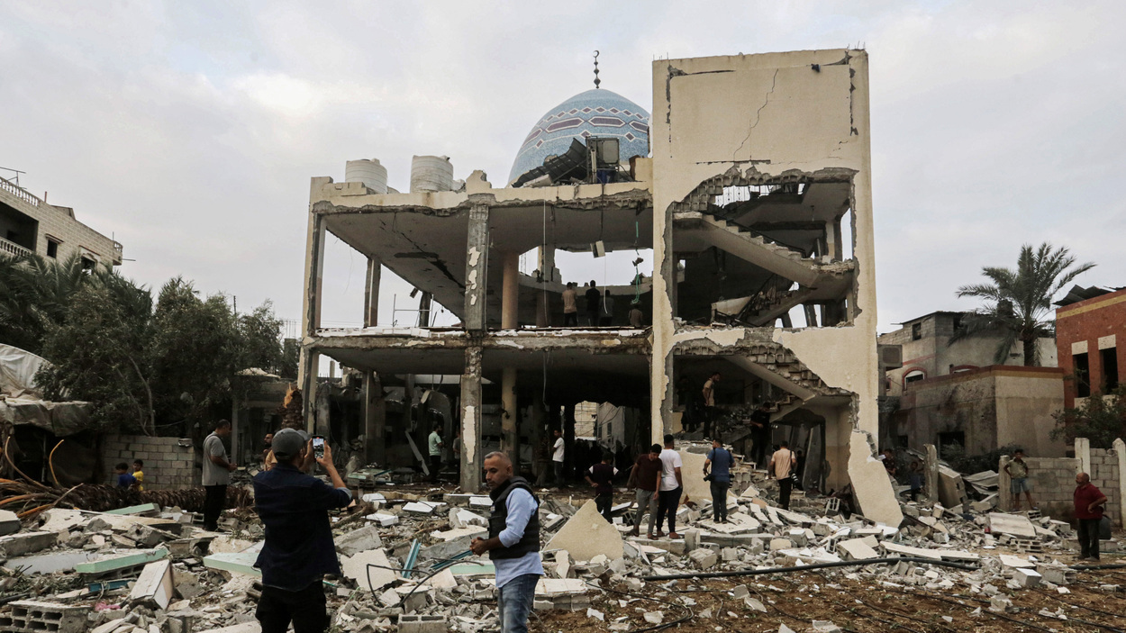 Mezquita bombardeada por el Ejército de Israel en Deir al-Balah, en Gaza